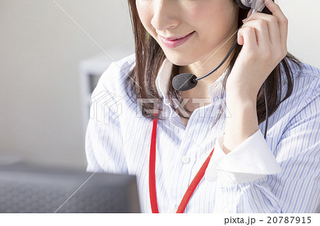 コールセンターで働く女性 コールセンターで働く女性 20787915