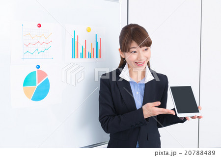 説明するビジネスウーマン 20788489