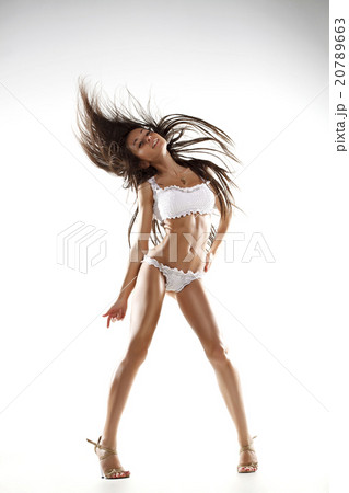 Young beauty dancer 20789663