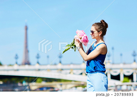 Parisian woman on the Alexandre III bridge in Paris 20789893