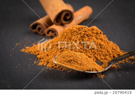 cinnamon sticks with powder on spoon cinnamon sticks with powder on spoon 20790419