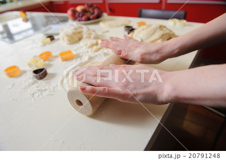 Closeup of woman hand with rolling baking cookies 20791248