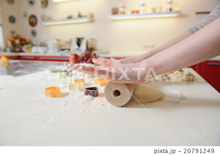 Closeup of woman hand with rolling baking cookies 20791249