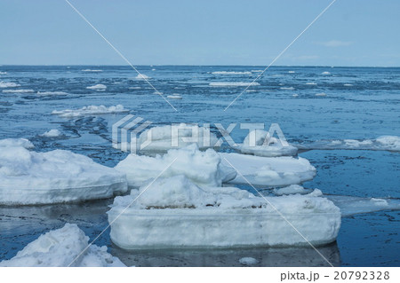 オホーツク海に浮かぶ流氷塊　（斜里町） 20792328