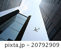 オフィスビルと飛行機 20792909
