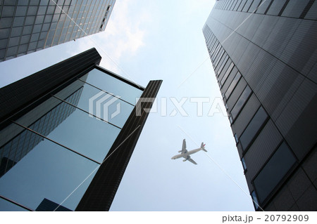 オフィスビルと飛行機 20792909