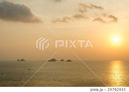 Sun Setting on the sea at Samui island, Thailand 20792935