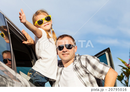 Happy father and daughter getting ready for road trip on a sunny Happy father and daughter getting ready for road trip on a sunny 20795016