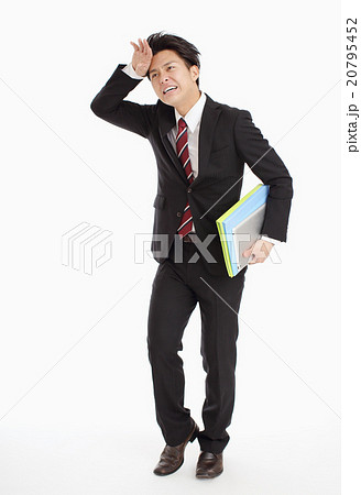 書類を抱えて走る若いビジネスマン 書類を抱えて走る若いビジネスマン 20795452