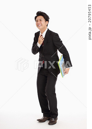タブレットを見るビジネスマン タブレットを見るビジネスマン 20795453