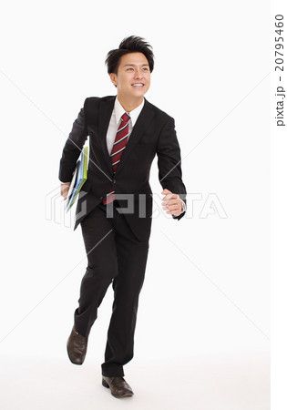 タブレットを見るビジネスマン 20795460