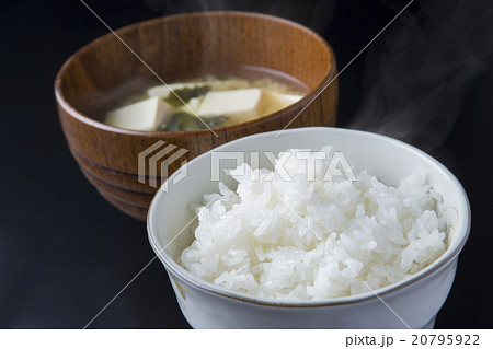 ご飯と味噌汁　黒背景 20795922