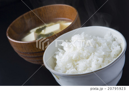 ご飯と味噌汁　黒背景 20795923