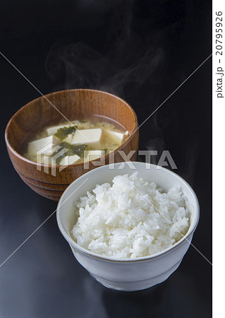 ご飯と味噌汁　黒背景 20795926