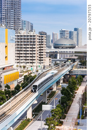 東京　お台場を走るゆりかもめ 20797555