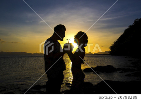 Silhouettes loving couple at sunset on the Philipp Silhouettes loving couple at sunset on the Philipp 20798289