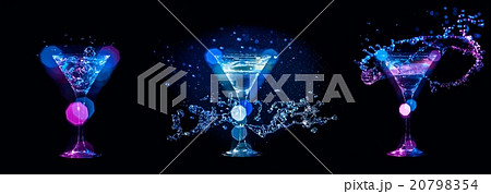 splashes of cocktails in glasses 20798354