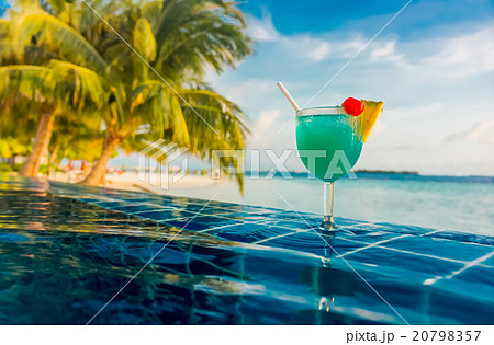 Cocktail near the swimming pool 20798357