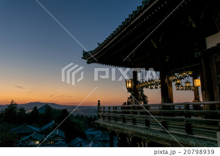 夕暮れの東大寺二月堂 20798939