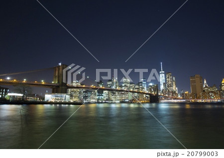 ブルックリン橋とマンハッタンの夜景 20799003
