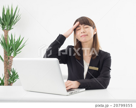 頭が痛いOLさん 20799355