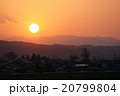 山に沈む夕陽 20799804