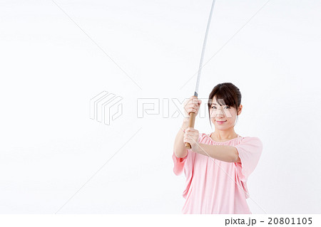 刀を構える女性の写真素材