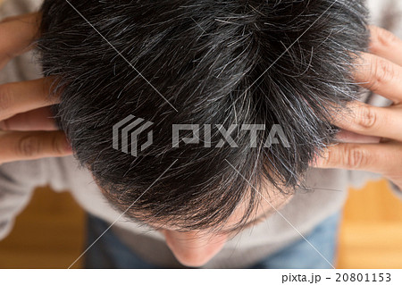 頭皮マッサージする男性 頭皮マッサージする男性 20801153