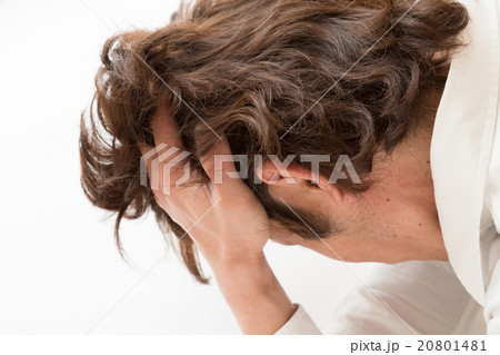 頭を抱えて苦しむビジネスマン 頭を抱えて苦しむビジネスマン 20801481