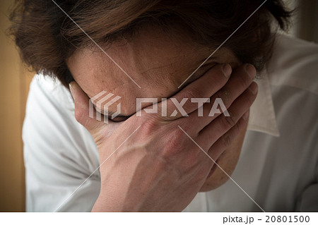 頭を抱えて苦しむビジネスマン 20801500