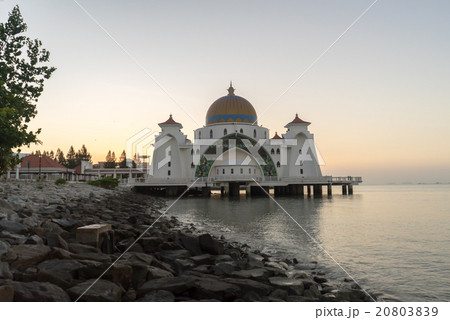Malacca Straits Floating Mosque During Sunrise 20803839