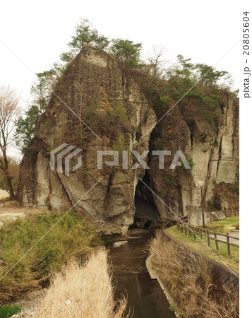 宇都宮の大谷に広がる奇岩群と姿川と公園 20805604