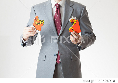 ジグソーパズルを持つ男性 20806918