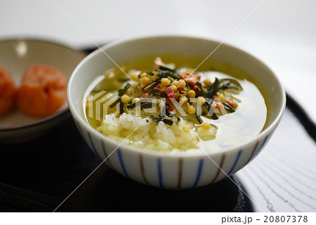 お茶漬け　お茶漬　おちゃづけ　梅干　ご飯　和　和食　緑茶　海苔　漬物 20807378