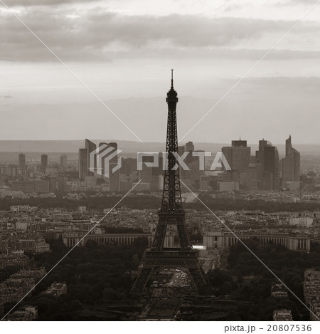 Paris rooftop 20807536