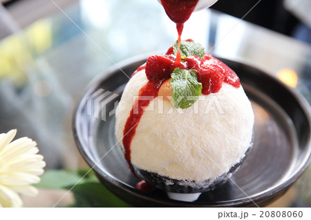 Shaved ice with milk and strawberry 20808060