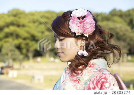 若い女性 着物 ポートレート 屋外 横顔 髪飾りの写真素材 8074