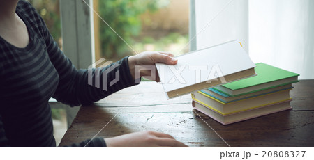 女性と本 20808327