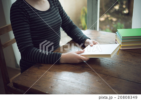 女性と本 女性と本 20808349