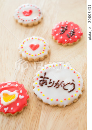おうちでお菓子作り アイシングクッキー メッセージ入りの写真素材