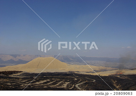 阿蘇の野焼き　火が入る前の米塚の全景 20809063