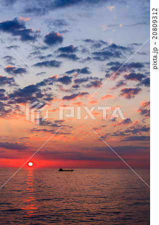 太平洋から昇る太陽　（フェリーの甲板から） 20809312