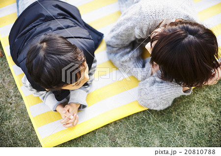 公園で寝転がる親子 公園で寝転がる親子 20810788