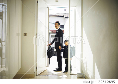 家を出発する父と子 家を出発する父と子 20810895