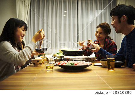 夕飯を食べる家族 夕飯を食べる家族 20810896