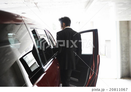 会社に出勤する男性 20811067