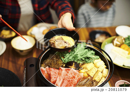 すき焼きを食べる家族 20811079