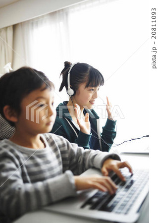 パソコンを操作する子供 20811093