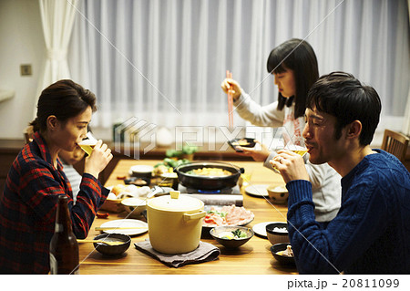 夕飯を食べる家族 20811099