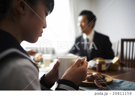 朝食を食べる女の子 朝食を食べる女の子 20811159